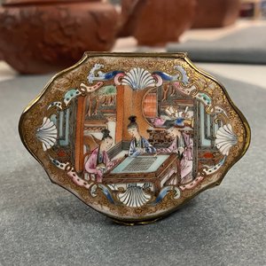 Een Chinese famille rose snuifdoos met vergulde bronzen montuur, Qianlong — foto 17