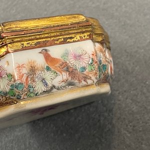 Een Chinese famille rose snuifdoos met vergulde bronzen montuur, Qianlong — foto 19