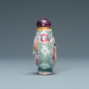 Een Chinese famille rose snuiffles met erotisch decor, Qianlong merk, 19e eeuw — foto 2