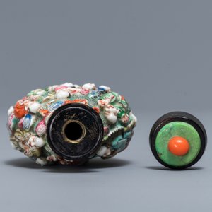 Een Chinese famille rose snuiffles met reliëfdecor, 19e eeuw — foto 5