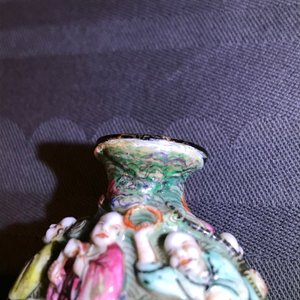 Een Chinese famille rose snuiffles met reliëfdecor, 19e eeuw — foto 7