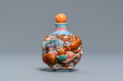 Een Chinese famille rose snuiffles met reliëfdecor van spelende leeuwen, Qianlong merk, 19e eeuw