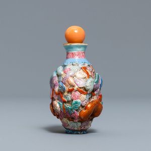 Een Chinese famille rose snuiffles met reliëfdecor van spelende leeuwen, Qianlong merk, 19e eeuw — foto 2