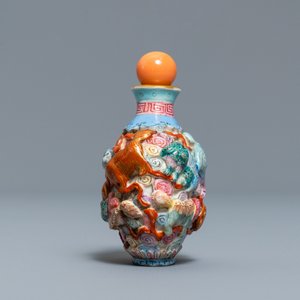 Een Chinese famille rose snuiffles met reliëfdecor van spelende leeuwen, Qianlong merk, 19e eeuw — foto 4