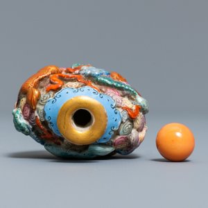 Een Chinese famille rose snuiffles met reliëfdecor van spelende leeuwen, Qianlong merk, 19e eeuw — foto 5
