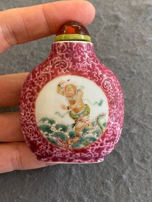 Een Chinese famille rose snuiffles met sgraffito fond, Qianlong merk, 19e eeuw — foto 1