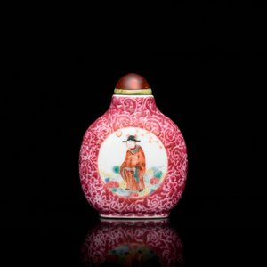 Een Chinese famille rose snuiffles met sgraffito fond, Qianlong merk, 19e eeuw — foto 3