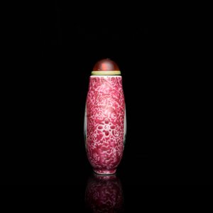 Een Chinese famille rose snuiffles met sgraffito fond, Qianlong merk, 19e eeuw — foto 4