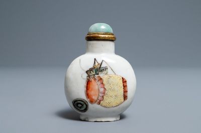 Een Chinese famille rose snuiffles met sprinkhanen, Daoguang merk en periode