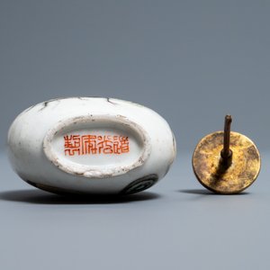 Een Chinese famille rose snuiffles met sprinkhanen, Daoguang merk en periode — foto 6