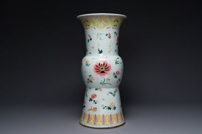Een Chinese famille rose sokkel met floraal decor, 19e eeuw