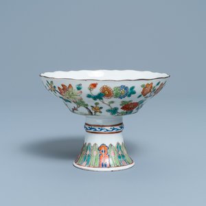 Een Chinese famille rose stem bowl, 19e eeuw — foto 1