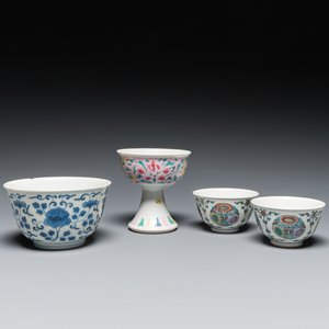 Een Chinese famille rose stem cup, een blauw-witte kom en een paar doucai kommen, Yongzheng en later — foto 1