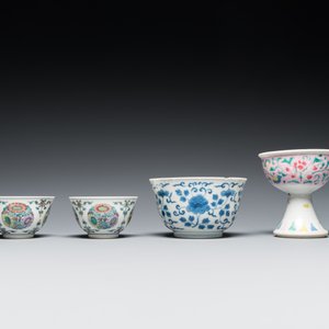Een Chinese famille rose stem cup, een blauw-witte kom en een paar doucai kommen, Yongzheng en later — foto 4