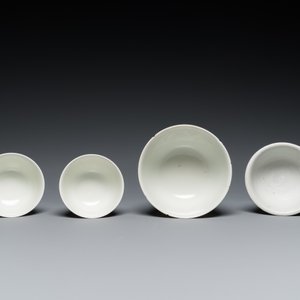 Een Chinese famille rose stem cup, een blauw-witte kom en een paar doucai kommen, Yongzheng en later — foto 6