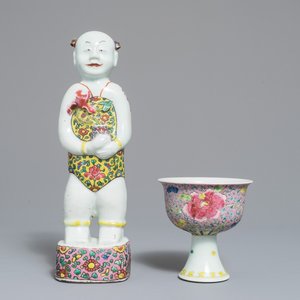 Een Chinese famille rose stem cup en een Hoho figuur, Yongzheng/Qianlong — foto 1