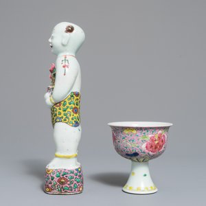 Een Chinese famille rose stem cup en een Hoho figuur, Yongzheng/Qianlong — foto 2