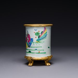 Een Chinese famille rose 'Tao Yuanming 陶淵明' penselenbeker met vergulde bronzen monturen, Yongzheng — foto 2