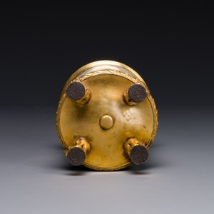 Een Chinese famille rose 'Tao Yuanming 陶淵明' penselenbeker met vergulde bronzen monturen, Yongzheng — foto 6