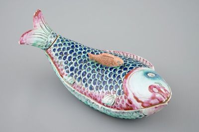 Een Chinese famille rose terrine met deksel in de vorm van een karper, Qianlong, 18e eeuw