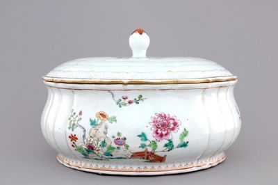 Een Chinese famille rose terrine met deksel, Qianlong, 18e eeuw