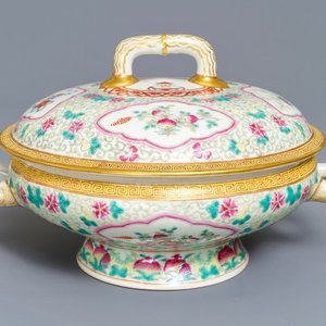 Een Chinese famille rose terrine met floraal decor, Guangxu merk, 19/20e eeuw — foto 1