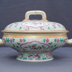 Een Chinese famille rose terrine met floraal decor, Guangxu merk, 19/20e eeuw — foto 11