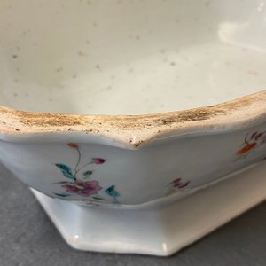 Een Chinese famille rose terrine met wapen van 'De Calenberg - De Pascale' voor de Belgische markt, Qianlong, ca. 1755 — foto 22