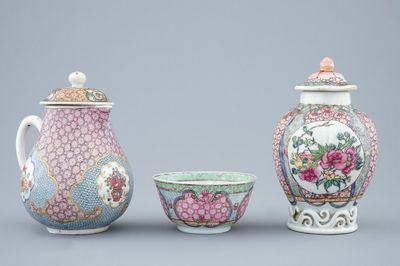 Een Chinese famille rose theebus, een kannetje en een kopje, Yongzheng, 1723-1735