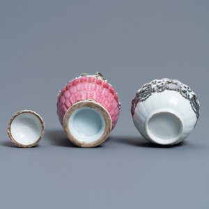 Een Chinese famille rose theebus en een grisaille kop en schotel, Yongzheng/Qianlong — foto 9