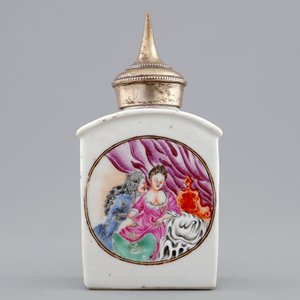 Een Chinese famille rose theebus met erotisch decor van een prostituee, Qianlong, 18e eeuw — foto 3