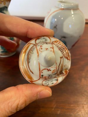 Een Chinese famille rose theebus met mandarijns decor en een kannetje met 'Het oordeel van Paris', Qianlong — foto 6