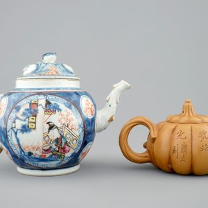 Een Chinese famille rose theepot, 18e eeuw en een Yixing theepot, 19/20e eeuw — foto 4