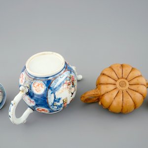 Een Chinese famille rose theepot, 18e eeuw en een Yixing theepot, 19/20e eeuw — foto 7