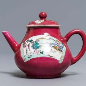 Een Chinese famille rose theepot, drie koppen en twee schotels met robijnrode fondkleur, Yongzheng — foto 14