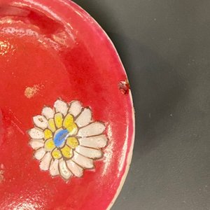 Een Chinese famille rose theepot, drie koppen en twee schotels met robijnrode fondkleur, Yongzheng — foto 29
