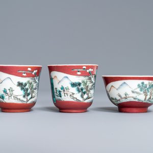 Een Chinese famille rose theepot, drie koppen en twee schotels met robijnrode fondkleur, Yongzheng — foto 5