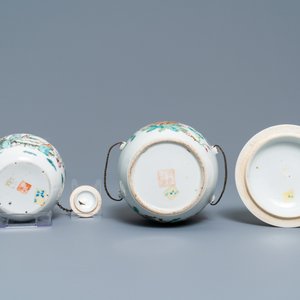 Een Chinese famille rose theepot, een dekselkom en drie Bencharong tazzas, 19e eeuw — foto 13