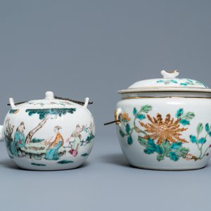 Een Chinese famille rose theepot, een dekselkom en drie Bencharong tazzas, 19e eeuw — foto 8