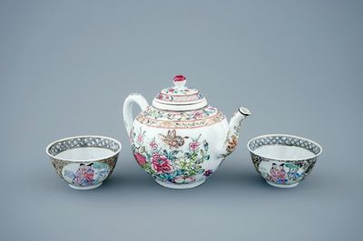 Een Chinese famille rose theepot en 2 eierschaal kopjes, Yongzheng, 1723-1735