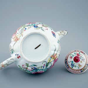 Een Chinese famille rose theepot en 2 eierschaal kopjes, Yongzheng, 1723-1735 — foto 7