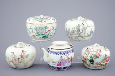 Een Chinese famille rose theepot en 4 dekselpotten, 19/20e eeuw