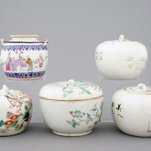 Een Chinese famille rose theepot en 4 dekselpotten, 19/20e eeuw — foto 4