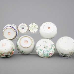 Een Chinese famille rose theepot en 4 dekselpotten, 19/20e eeuw — foto 5