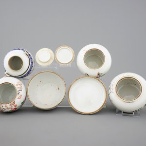 Een Chinese famille rose theepot en 4 dekselpotten, 19/20e eeuw — foto 6