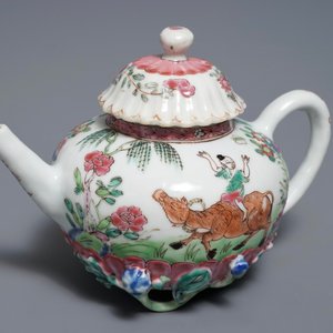 Een Chinese famille rose theepot en deksel met bloemen en takken in reliëf, Yongzheng — foto 7