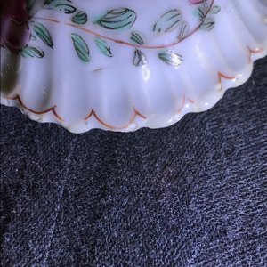 Een Chinese famille rose theepot en deksel met bloemen en takken in reliëf, Yongzheng — foto 9