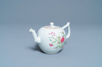 Een Chinese famille rose theepot en deksel met floraal decor, Qianlong