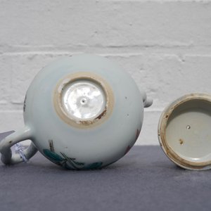 Een Chinese famille rose theepot en deksel met floraal decor, Yongzheng — foto 13