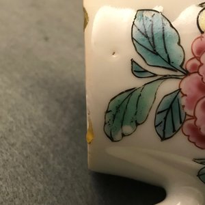 Een Chinese famille rose theepot en deksel met floraal decor, Yongzheng — foto 17